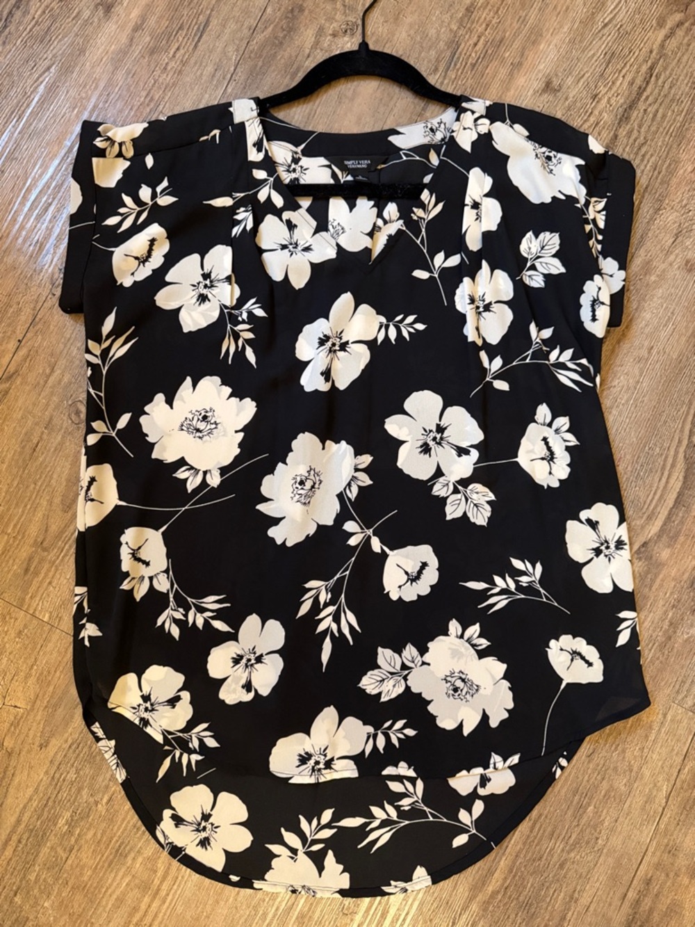 Simply Vera Vera Wang Black Floral Keyhole Blouse